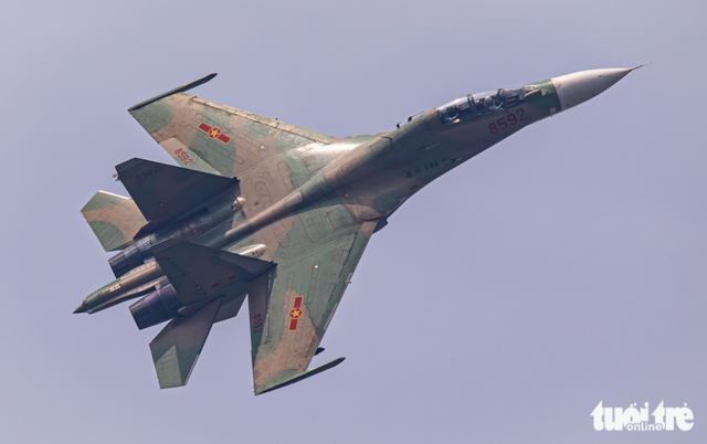 Fighter jets, choppers soar over Hanoi sky ahead of National Day   - Ảnh 7.