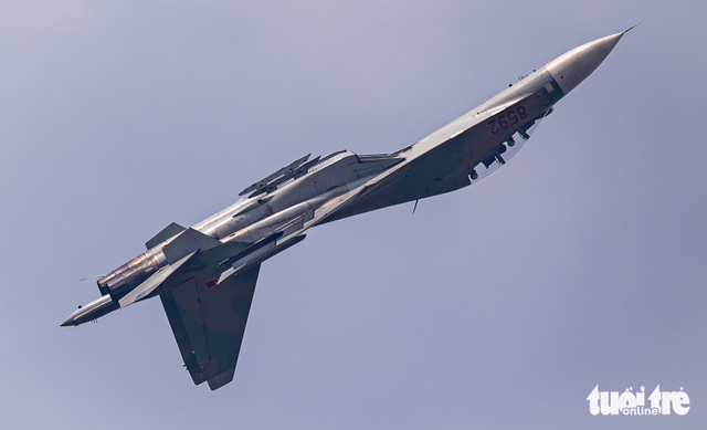Fighter jets, choppers soar over Hanoi sky ahead of National Day   - Ảnh 8.