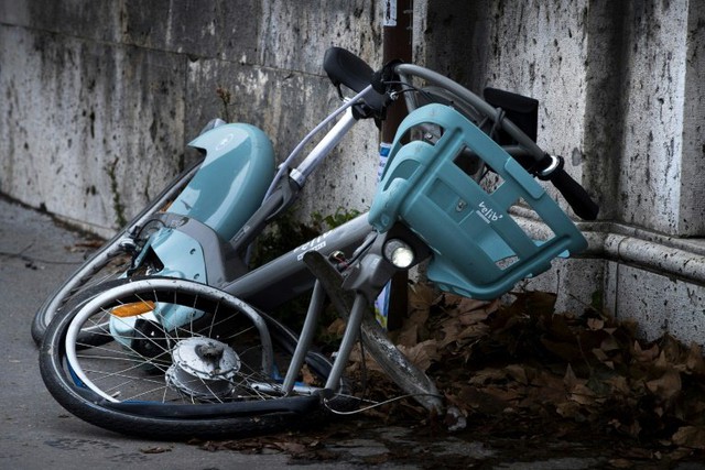 Joy riders give Paris bike share system a flat - Ảnh 2.