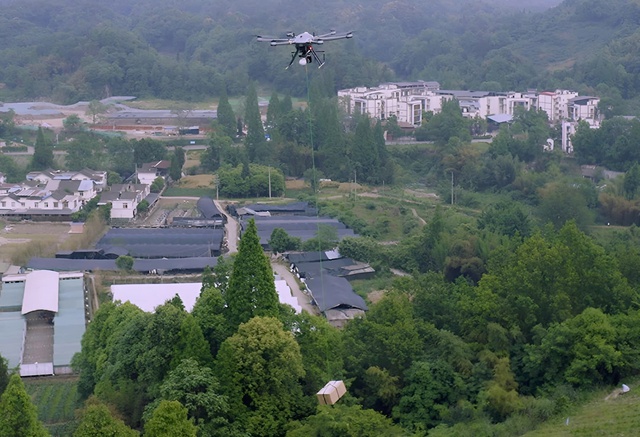 Từ chuyện dùng drone cứu người ở Gia Lai: Drone có thể mang được bao nhiêu ký?- Ảnh 1.