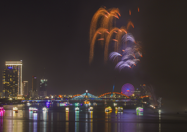 Da Nang hotels, fireworks tickets sell out ahead of festival finale - Ảnh 3. Da Nang hotels, fireworks tickets sell out ahead of festival finale - Ảnh 1.