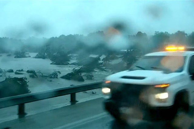 At least 24 dead in Texas flash flooding; two dozen young campers missing - Ảnh 2.