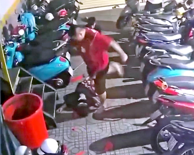 Ho Chi Minh City investigates viral video of internet café owner beating minors - Ảnh 1. Ho Chi Minh City investigates viral video of internet café owner beating minors - Ảnh 1.