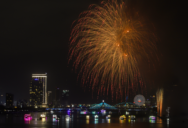 Da Nang’s fireworks festival: from small contest to summer spectacle - Ảnh 1. Da Nang’s fireworks festival: from small contest to summer spectacle - Ảnh 1.