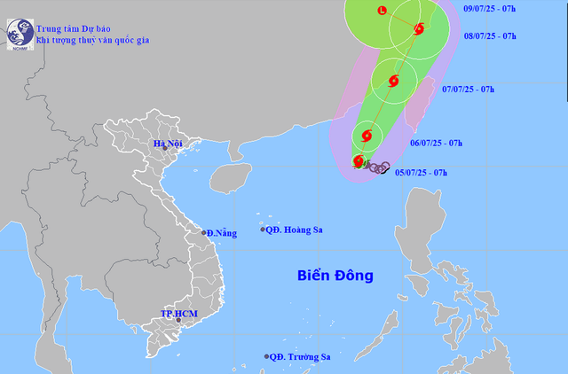 Tropical depression over East Vietnam Sea strengthens into storm Danas - Ảnh 1.