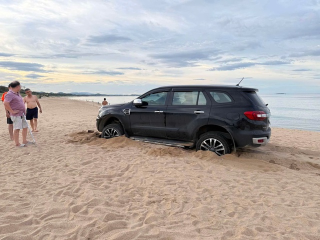 Driver fined $190 for driving car onto beach in Vietnam’s Dak Lak - Ảnh 1.