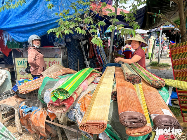 Da Nang market paralyzed after unexpected rain - Ảnh 7. Da Nang market paralyzed after unexpected rain - Ảnh 7.