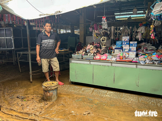 Da Nang market paralyzed after unexpected rain - Ảnh 8. Da Nang market paralyzed after unexpected rain - Ảnh 8.