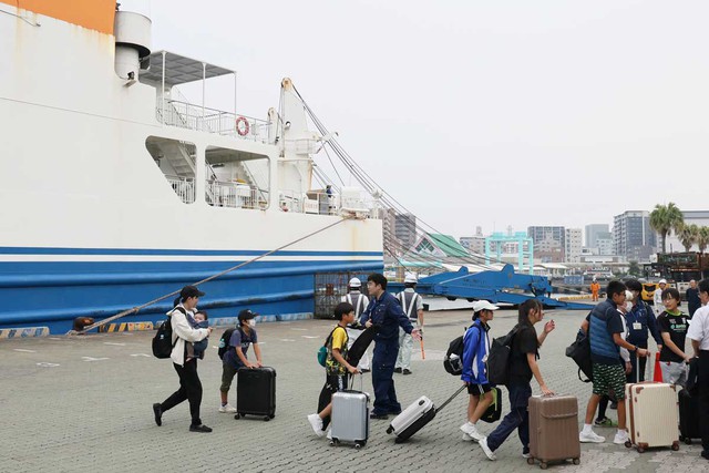 More residents evacuate quake-hit remote islands in Japan- Ảnh 1. More residents evacuate quake-hit remote islands in Japan- Ảnh 1.