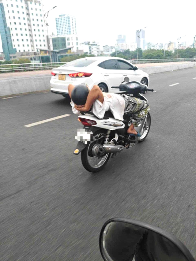 Man with history of mental illness lies back, rides motorcycle hands-free in Da Nang- Ảnh 1. Man with history of mental illness lies back, rides motorcycle hands-free in Da Nang- Ảnh 1.