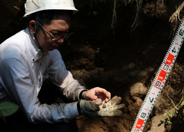 In Hiroshima, search for remains keeps war alive for lone volunteer - Ảnh 1. In Hiroshima, search for remains keeps war alive for lone volunteer - Ảnh 1.