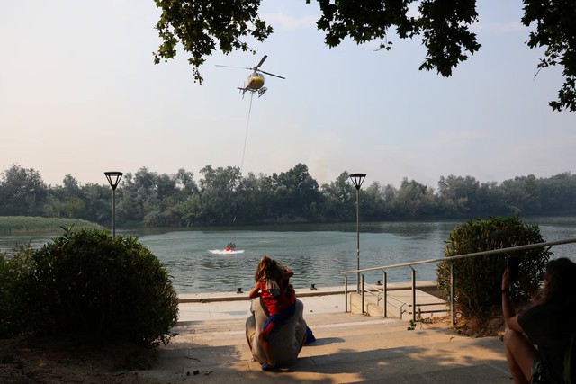 More than 18,000 people in lockdown as wildfire rages in Catalonia - Ảnh 3. More than 18,000 people in lockdown as wildfire rages in Catalonia - Ảnh 3.