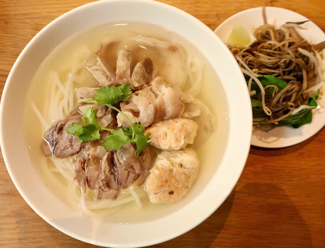 Clear-broth ‘bun bo Hue’ by former Harvard researcher brings quiet charm to Ho Chi Minh City alley- Ảnh 1.