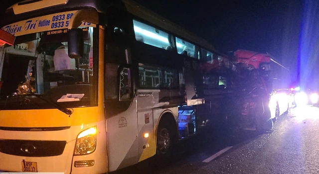 3 dead, dozens injured in sleeper bus crash on Vietnam expressway- Ảnh 1.