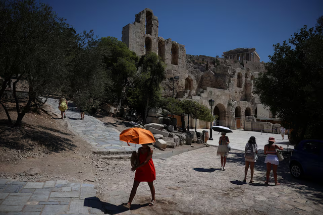 Greece shuts Acropolis for part of day as heat soars, bans outdoor work - Ảnh 3.