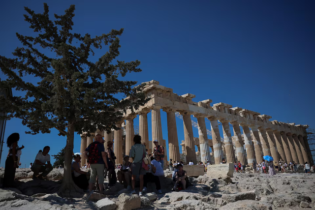 Greece shuts Acropolis for part of day as heat soars, bans outdoor work - Ảnh 2.