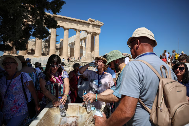 Greece shuts Acropolis for part of day as heat soars, bans outdoor work - Ảnh 4.