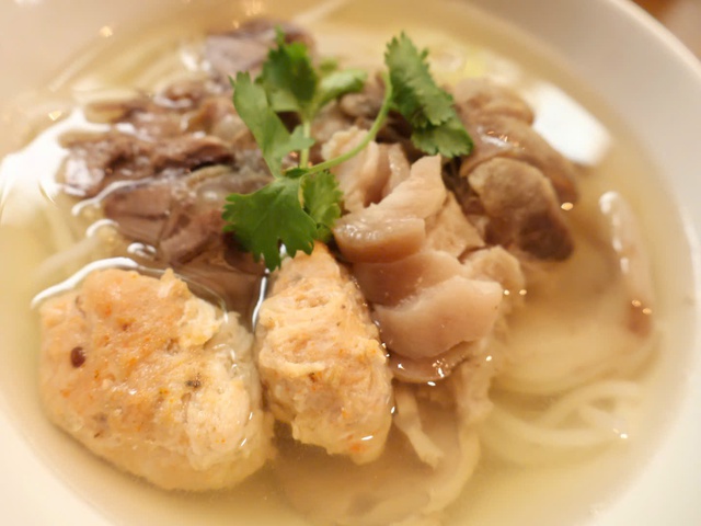 Clear-broth ‘bun bo Hue’ by former Harvard researcher brings quiet charm to Ho Chi Minh City alley- Ảnh 2.