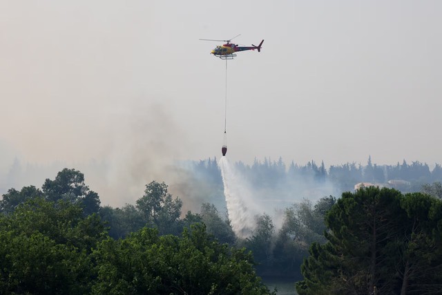 More than 18,000 people in lockdown as wildfire rages in Catalonia - Ảnh 2. More than 18,000 people in lockdown as wildfire rages in Catalonia - Ảnh 2.