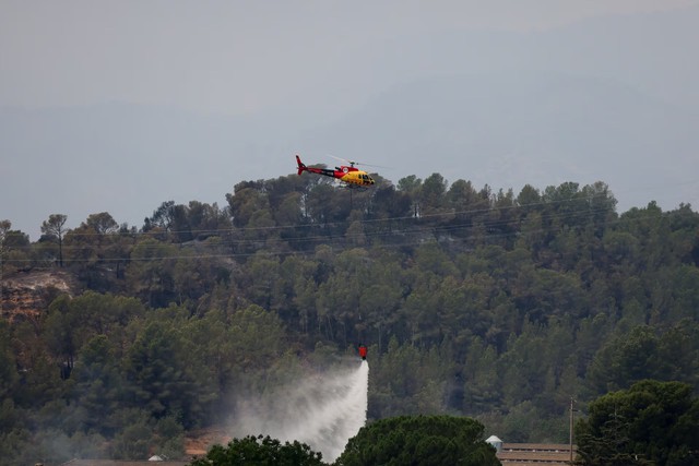 More than 18,000 people in lockdown as wildfire rages in Catalonia - Ảnh 5. More than 18,000 people in lockdown as wildfire rages in Catalonia - Ảnh 5.