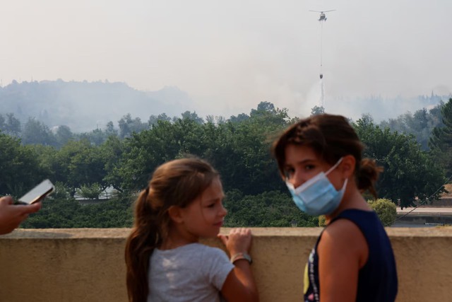 More than 18,000 people in lockdown as wildfire rages in Catalonia - Ảnh 1. More than 18,000 people in lockdown as wildfire rages in Catalonia - Ảnh 1.