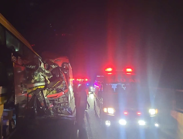 3 dead, dozens injured in sleeper bus crash on Vietnam expressway- Ảnh 2.