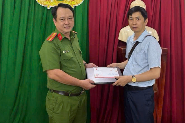 Ho Chi Minh City police return lost smartphone to Indian tourist
- Ảnh 1. Ho Chi Minh City police return lost smartphone to Indian tourist
- Ảnh 1.