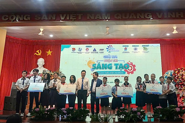 Nhóm học sinh Trường THCS & THPT Trần Đại Nghĩa sáng tạo phần mềm giúp người khiếm thị học tập - Ảnh 2.