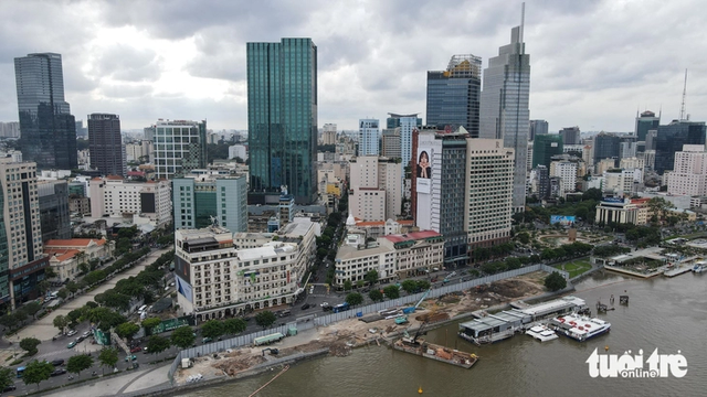 Barrier along Bach Dang Wharf Park in downtown Ho Chi Minh City to be removed by April 30, 2026- Ảnh 1.