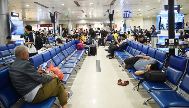 Talking loudly in public in Vietnam: Habit or attention-seeking behavior?- Ảnh 1. Talking loudly in public in Vietnam: Habit or attention-seeking behavior?- Ảnh 1.
