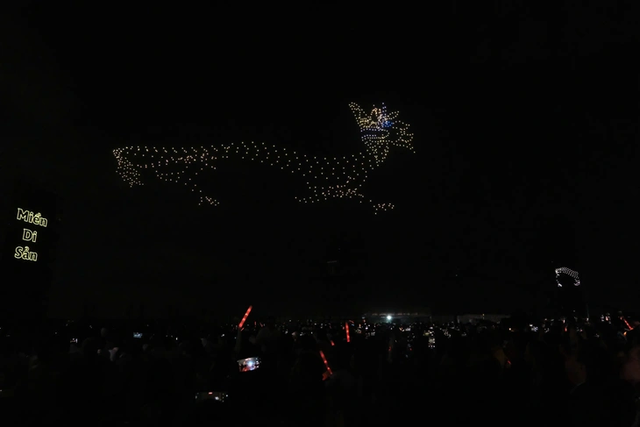 Vietnam’s Tay Ninh launches walking street, ‘river of light’ - Ảnh 2.