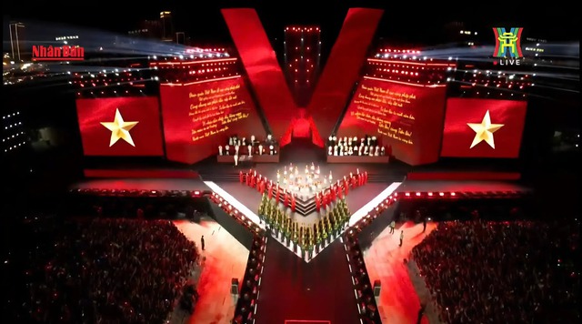 5 khoảnh khắc ấn tượng tại concert Tổ quốc trong tim - Ảnh 1.