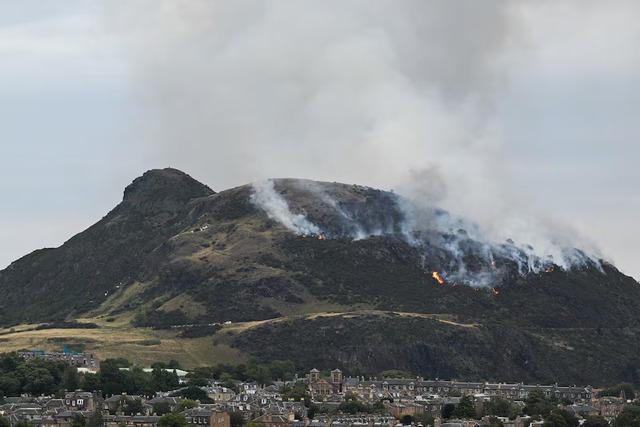 Fire breaks out on Edinburgh landmark Arthur's Seat- Ảnh 6.