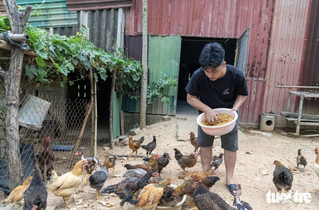Vietnamese student dreams of becoming doctor to hear father’s voice
- Ảnh 2. Vietnamese student dreams of becoming doctor to hear father’s voice
- Ảnh 2.