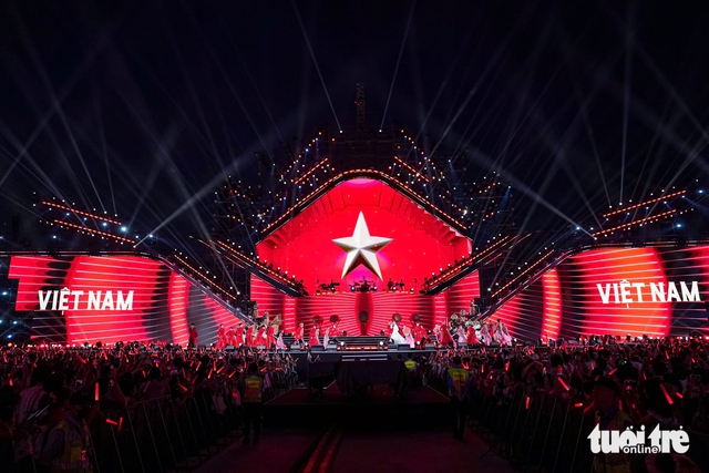 Hanoi draws 100,000 to weekend concerts ahead of 80th National Day anniversary - Ảnh 4. Hanoi draws 100,000 to weekend concerts ahead of 80th National Day anniversary - Ảnh 4.