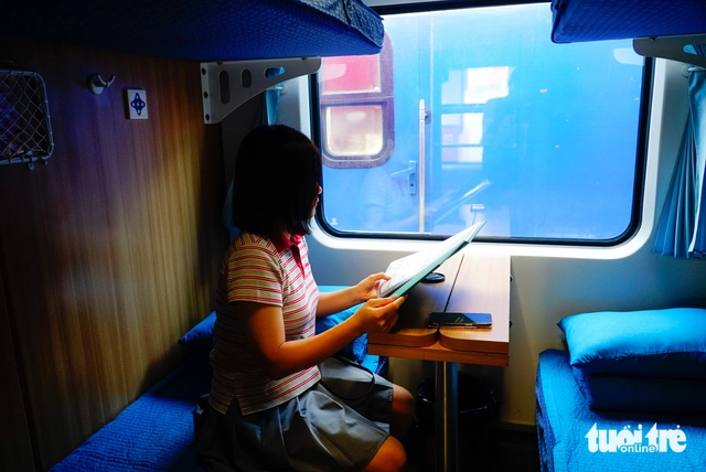 Foreign tourists captivated by Hanoi–Dong Hoi train journey- Ảnh 1. Foreign tourists captivated by Hanoi–Dong Hoi train journey- Ảnh 1.