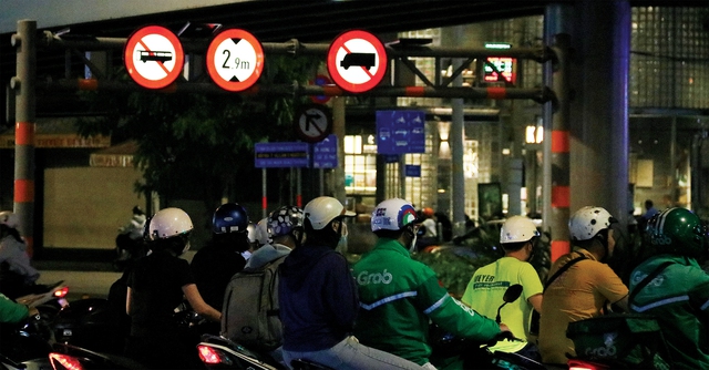 Biển báo giao thông phát sáng, đi đường an toàn hơn- Ảnh 1.