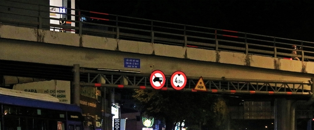 Biển báo giao thông phát sáng, đi đường an toàn hơn- Ảnh 3.