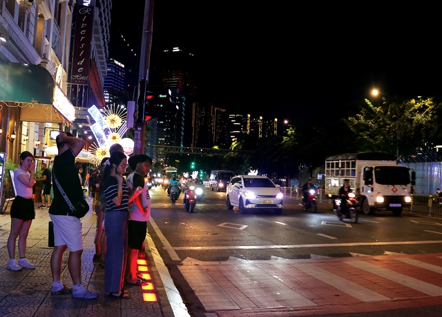 Biển báo giao thông phát sáng, đi đường an toàn hơn- Ảnh 4.