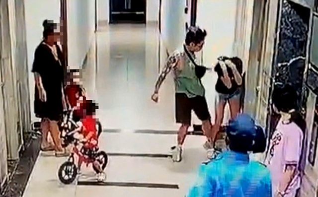 Man criminally detained for beating up woman in front of children at Hanoi apartment building- Ảnh 2. Man criminally detained for beating up woman in front of children at Hanoi apartment building- Ảnh 2.