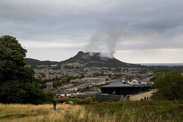 Fire breaks out on Edinburgh landmark Arthur's Seat- Ảnh 1.