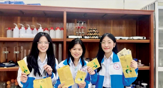 Nữ sinh Trường THPT chuyên Nguyễn Bỉnh Khiêm hô biến rơm thành giấy- Ảnh 1.