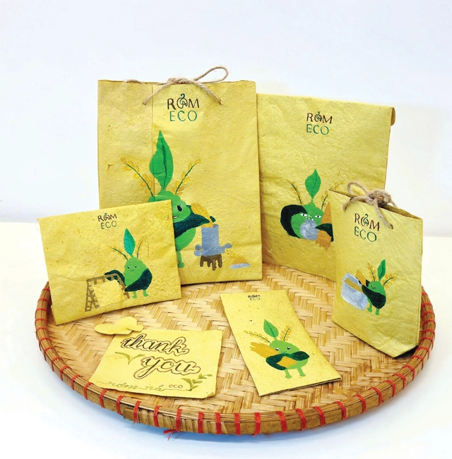 Nữ sinh Trường THPT chuyên Nguyễn Bỉnh Khiêm hô biến rơm thành giấy- Ảnh 3.
