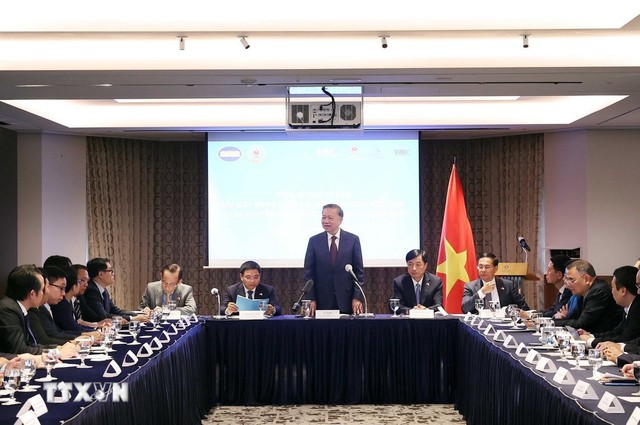 Party chief To Lam meets Vietnamese community in South Korea - Ảnh 3. Party chief To Lam meets Vietnamese community in South Korea - Ảnh 3.