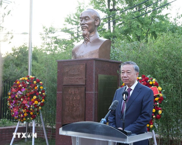 Party chief To Lam meets Vietnamese community in South Korea - Ảnh 1. Party chief To Lam meets Vietnamese community in South Korea - Ảnh 1.