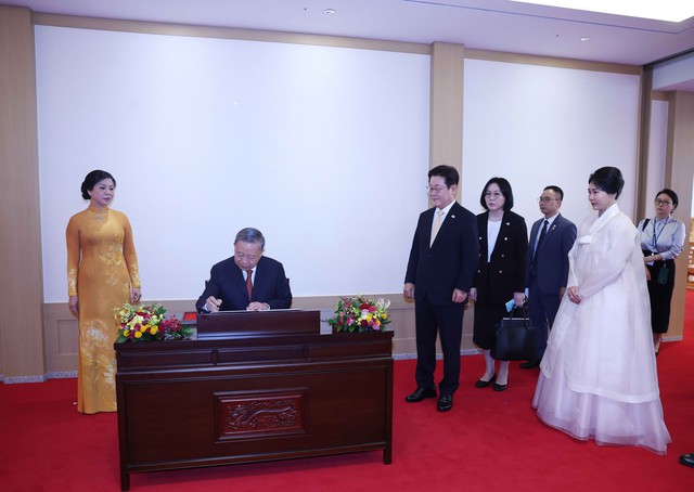 South Korea holds state welcome ceremony for Vietnamese Party chief To Lam- Ảnh 8. South Korea holds state welcome ceremony for Vietnamese Party chief To Lam- Ảnh 8.