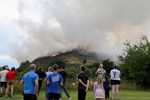 Fire breaks out on Edinburgh landmark Arthur's Seat- Ảnh 3.