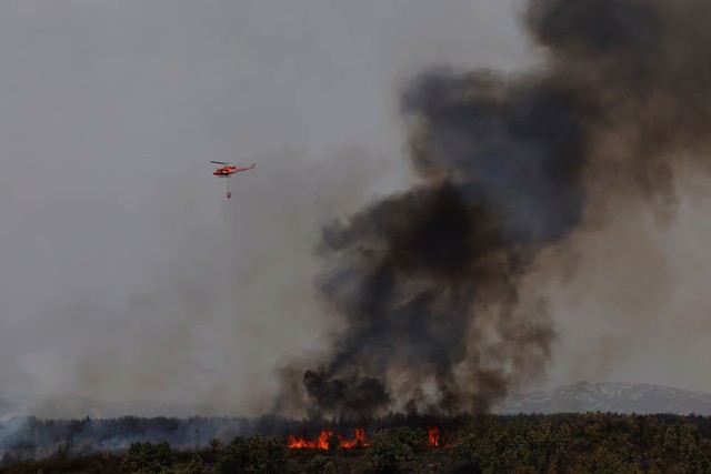 Firefighters battle 'fire whirls' in northern Spain- Ảnh 1.