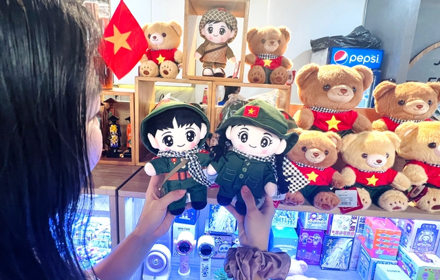 Gift market bustling ahead of Vietnam’s National Day - Ảnh 4.