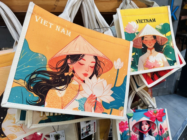 Gift market bustling ahead of Vietnam’s National Day - Ảnh 7.